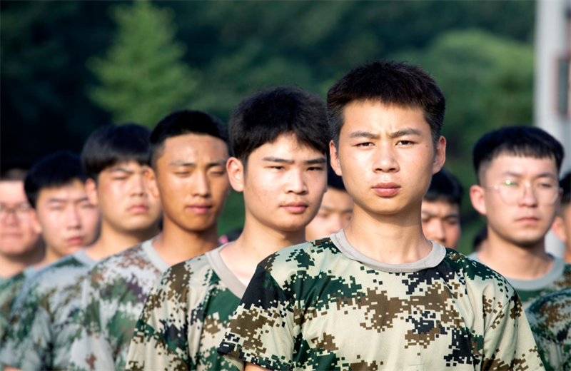 2021年7月6日，北京集团百名应届大学生褪下便服换上军装，在训练场上接受为期2天的军训，享受入职前的第一份美好记忆。