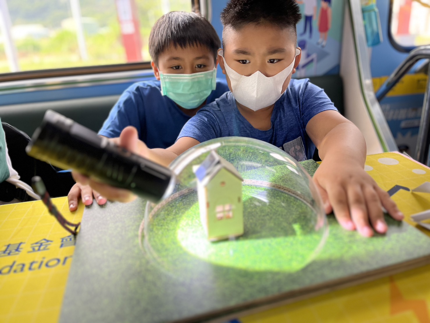 5001拉斯维加斯參與基礎科學主題車廂，以STEAM教學精神，設計「逐日科學家」、「太陽能工程師」以及「淨零建築師」三大能源科普課程和實驗